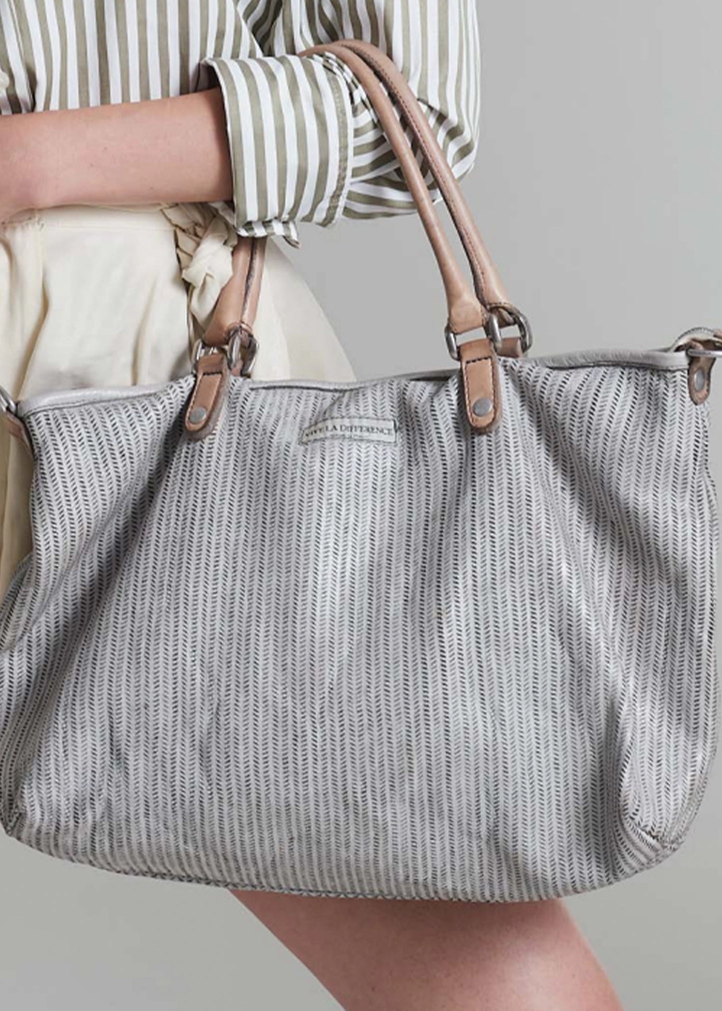 Vive-La-Difference-flaming0-calf-v-shoulder-bag