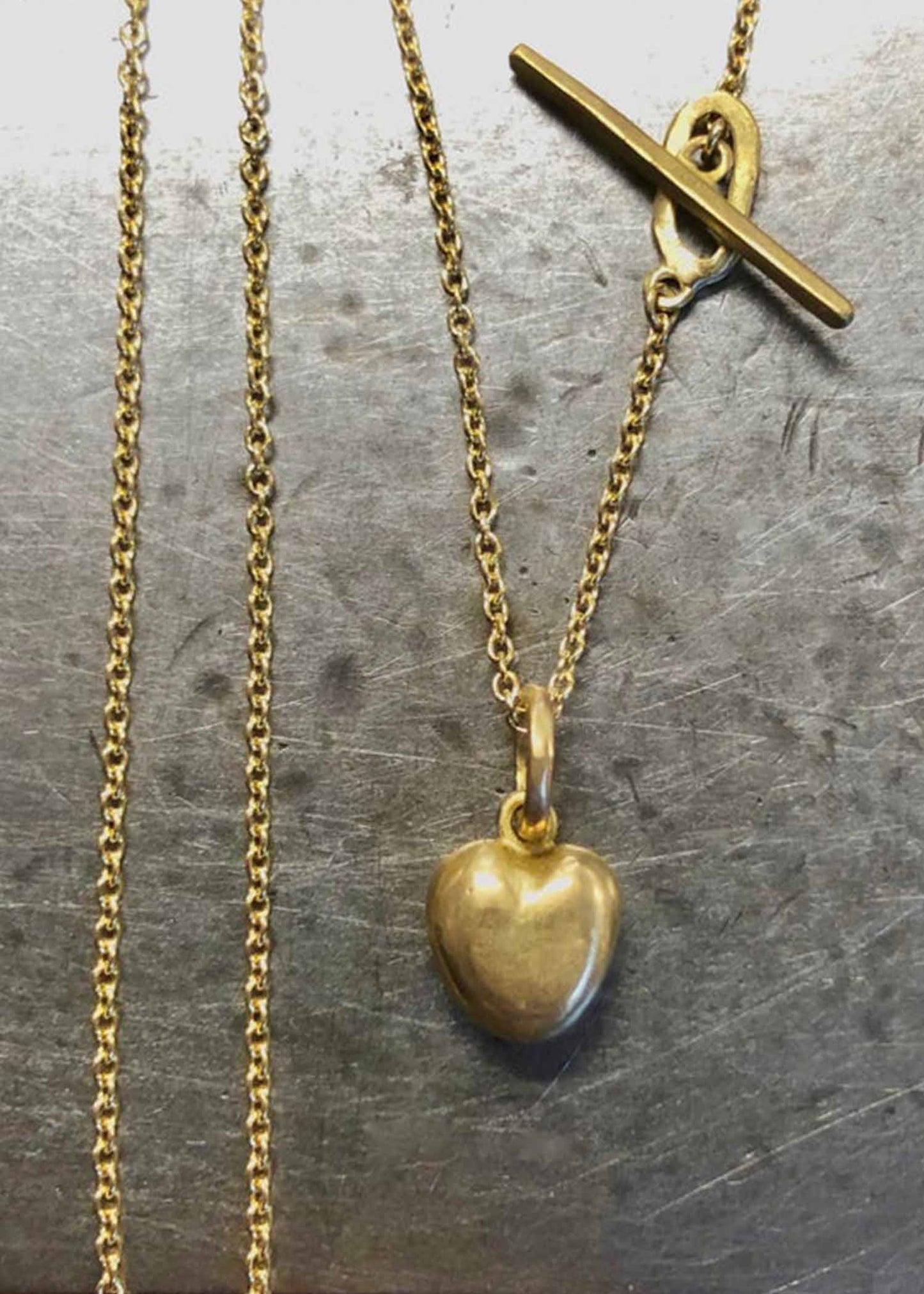 heike-20-chain-with-toggle-closure-18k-thick-heart-on-loose-bale | Jewelry | Heike Grebenstein